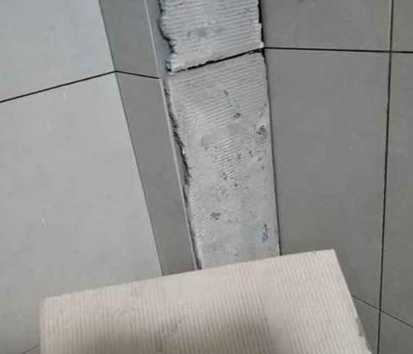扬州瓷砖空鼓维修公司分享下厨房瓷砖脱落的补救措施。